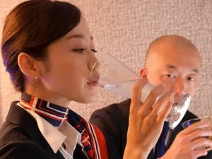 để Người vợ đi nghỉ dưỡng với đồng nghiệp, Ông chồng nhận được món quà là một cặp sừng